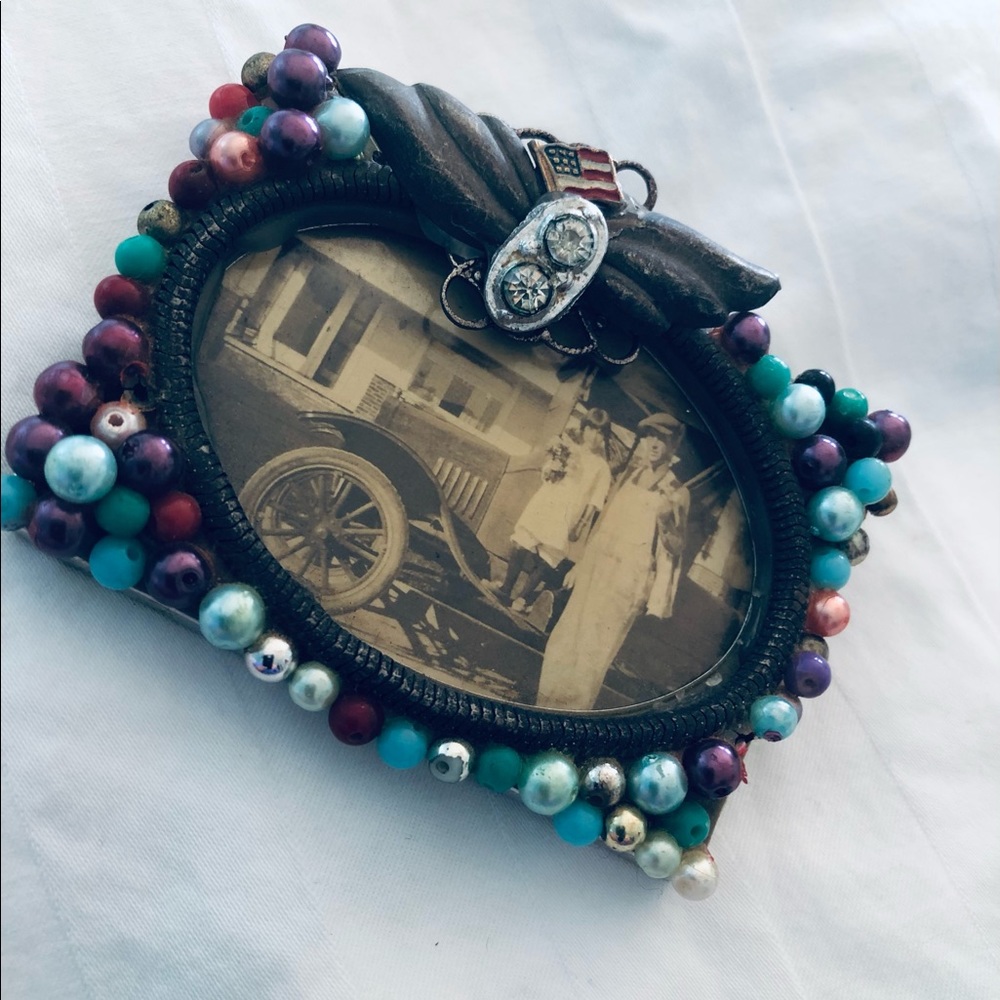 Beaded frame pin w/vintage photo